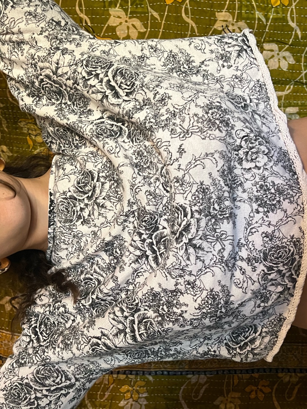 Newport News Black and White Floral Cropped Long-Sleeve Top